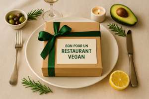 Coffret cadeau pour un restaurant vegan de haute gastronomie, présenté sur une table élégante avec verres, couverts et décoration végétale.
